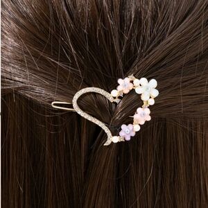 ✨3 FOR $28✨🆕💐FLORAL & RHINESTONE HEART HAIR CLIP💐
